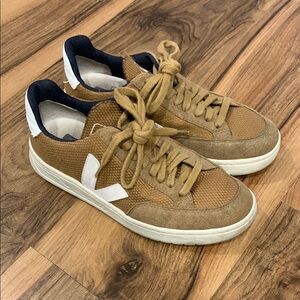 Veja Tan V12 tan sneaker